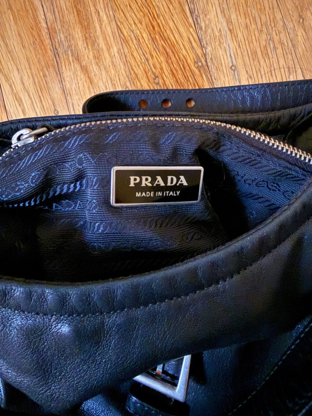 Prada Vintage expandable black leather Hobo bag - Picture 4 of 7
